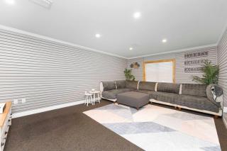 Plush 2 Bed Getaway With 100 Inch Projector & Sectional - Jacksonville - 5