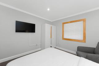 Plush 2 Bed Getaway With 100 Inch Projector & Sectional - Jacksonville - 4
