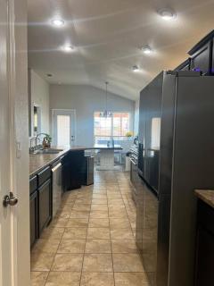 HotTub-King Bed -Fire pit-BBQ-Pristine Kitchen - 5