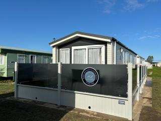 B9 - Sunnymede Fantasy Island - hot tub, pet friendly, WiFi, ramped veranda - Meadow Lakes Caravan & Lodge Hire - Skegness - 9