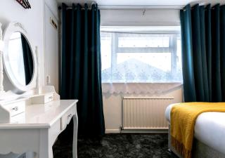 Home in Reading Berkshire - for Contractors & Families with Free Parking & WiFi - 7