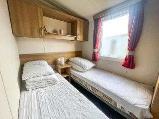 Superb 8 Berth Caravan At Caldecott Hall Country Park, Norfolk Ref 91055C - Great Yarmouth - 3