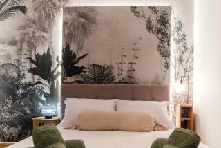 Retro Central Apartment with Parking - 9