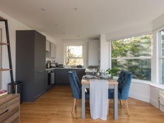 Modern Apartment with River View in Central Windsor - Windsor - 3