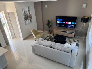 Beautifully furnished loft apartment in central Durbanville - 7