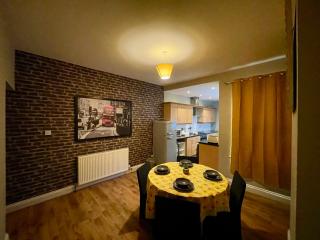 Stylish 3-Bedroom Home! - Bedworth - 0