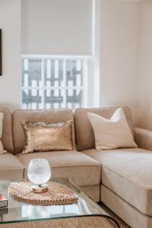 2 Bed Apartment Overlooking the Square Step Out to Shops & Dining - 4
