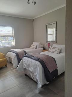 Serene pool house luxury 8 slp self-catering accom, Langebaan Golf estate - 1