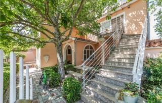 3 Bedroom Gorgeous Apartment In Muntic - 2