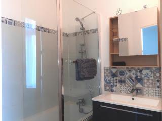 L'artistique, 4 lits, 2 chambres, stationnement gratuit, spacieux, atypique - 5