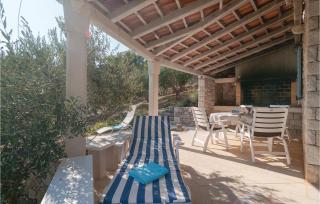 Two-Bedroom Holiday Home In Postira - Postira - 1