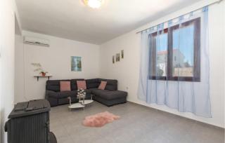 2 Bedroom Beautiful Home In Sikici - 1