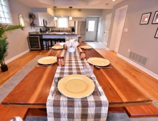 Large 3 Bedroom, Tremont House, minutes from everything!! - 2