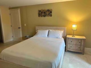 Location! Tropical oasis close to - Sarasota - 2