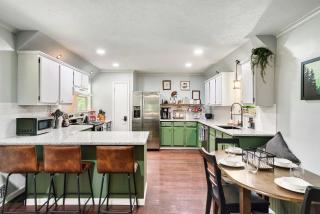 Cozy Mountain Cabin, Sleeps 8, Mini Golf, Hot Tub, Coffee Bar! - 2