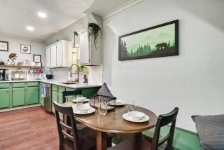 Cozy Mountain Cabin, Sleeps 8, Mini Golf, Hot Tub, Coffee Bar! - 5