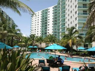 Spacious 3 BR plus 1 Office and 2 BA with Free parking - Sunny Isles Beach - 4