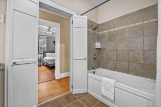 Half Off SALE! Downtown Home with King Bed FirePit Free Parking and Huge Back Yard Filming Allowed - Wilmington - 3