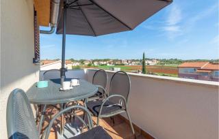 1 Bedroom Nice Apartment In Valbandon - 4