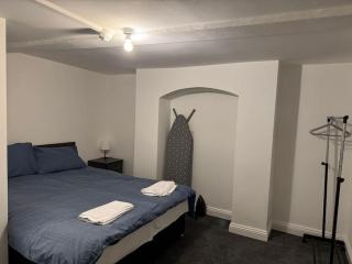 1bed central Gloucester-contractors welcome - - 3