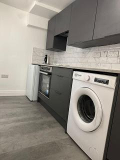 1bed central Gloucester-contractors welcome - - 2