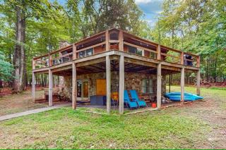Hexagonal log cabin in woods - 9