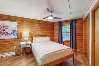 Hexagonal log cabin in woods - Swanton - 6