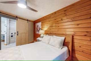 Hexagonal log cabin in woods - 3