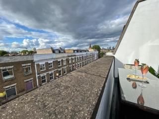 Beautiful Top-Floor 2-Bedroom Flat in Battersea with Private Balcony & Scenic Views - 0