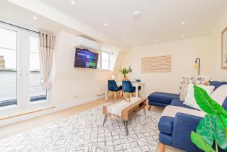 Beautiful Top-Floor 2-Bedroom Flat in Battersea with Private Balcony & Scenic Views - Londra - 7