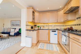 Beautiful Top-Floor 2-Bedroom Flat in Battersea with Private Balcony & Scenic Views - Londra - 2