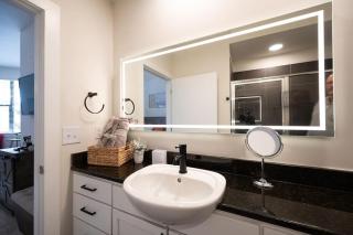 Chic 1-Bedroom Modern Apt with Gym & Free Parking - Charlotte - 9