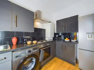 Spacious 2-Bedroom Apartment in a Peaceful Residential Area with Convenient On-Street Parking - Southend-on-Sea - 7