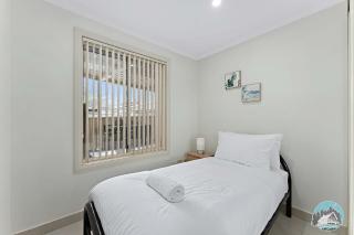 Comfortable 4-Bed House in Fairfield with Parking - Villawood - 2