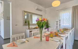 Pet Friendly Home In Naselje Muzini - Tomišići - 5