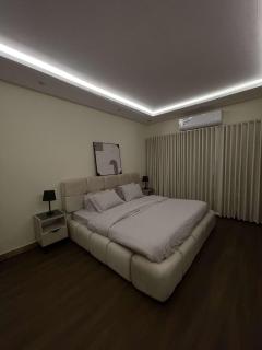 غرفة نوم وصالة بتصميم هادئ وفريد - Riad - 9