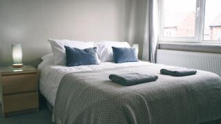 Free Parking, Ideal for long term contractor, etc stays, Fast WIFI, 3 miles 7 mins drive to Nissan, 15 mins to Sunderland Newcastle, Regular Housekeeping Options - Dwellcome Home Ltd 3 DOUBLE Bedroom House Boldon - see our site for assurance - 1