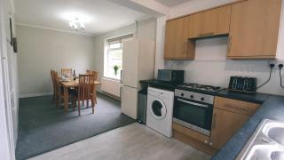 Dwellcome Home Ltd 3 DOUBLE Bedroom House Boldon, Ideal for long term contractor, etc stays, Free Parking, Fast WIFI, 3 miles 7 mins drive to Nissan, 15 mins to Sunderland Newcastle, Regular Housekeeping Options - see our site for assurance - Boldon - 5
