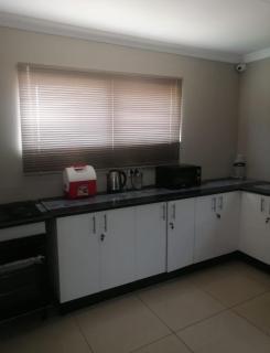 Nibahle Majuba Guest House - Pimville - 4