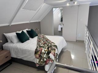 Beautifully furnished loft apartment in central Durbanville - 4