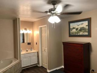 Lakehouse Getaway with Beautiful Views - 8