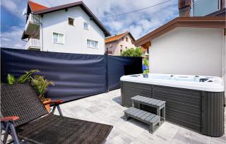 Gorgeous Home In Dugo Selo With Private Swimming Pool, Can Be Inside Or Outside - 4