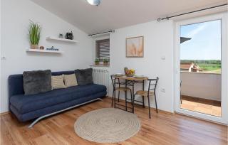 1 Bedroom Nice Apartment In Valbandon - 8