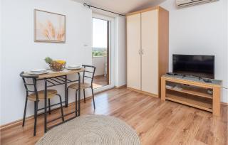 1 Bedroom Nice Apartment In Valbandon - 7