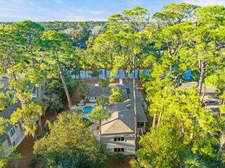 NEW LISTING - 3rd Row - Pool - Spa - Golf Course - Lagoon - 8 Beach Lagoon Rd - Hilton Head Island - 4
