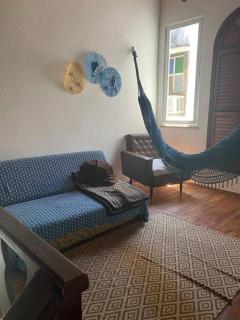 Apto 2 Quartos Aconchegante com Varanda em Cabo Frio Perto de Tudo com Estacionamento e Churrasqueira no Condominio-Próximo as Praias, Centro da Cidade e Shopping-WiF, TV Smart, Cozinha Completa- Vista da rua e para um Jardim - Cabo Frío - 5