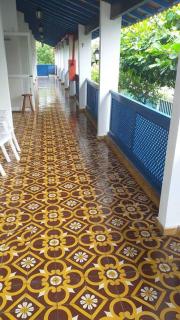 Apto 2 Quartos Aconchegante com Varanda em Cabo Frio Perto de Tudo com Estacionamento e Churrasqueira no Condominio-Próximo as Praias, Centro da Cidade e Shopping-WiF, TV Smart, Cozinha Completa- Vista da rua e para um Jardim - Cabo Frío - 2