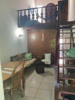 Apto 2 Quartos Aconchegante com Varanda em Cabo Frio Perto de Tudo com Estacionamento e Churrasqueira no Condominio-Próximo as Praias, Centro da Cidade e Shopping-WiF, TV Smart, Cozinha Completa- Vista da rua e para um Jardim - Cabo Frío - 3