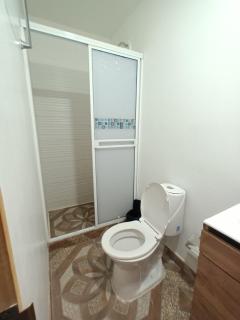 Confortable y Central Habitación a 1 cuadra de la playa de Spratt Bight - 6