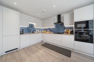 Newly Refurbished 2 Bed Flat - 5